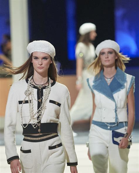 défilé chanel croisière 2018|LE DÉFILÉ CROISIÈRE 2018/19 .